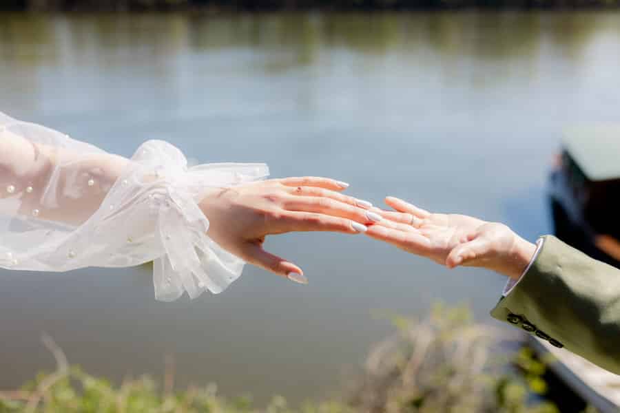 mariage_main_ete_tenue_sur_mesure_silvene_hedon_nantes