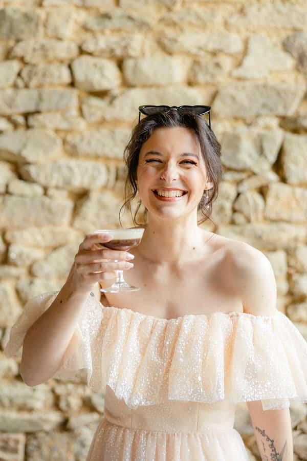 Shooting d'inspiration mocha mousse avec une robe de mariée et un costume sur-mesure aux couleurs douces et naturelles