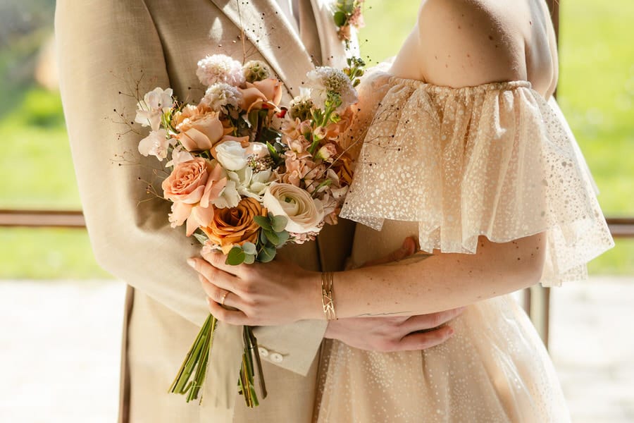Shooting d'inspiration mocha mousse avec une robe de mariée et un costume sur-mesure aux couleurs douces et naturelles