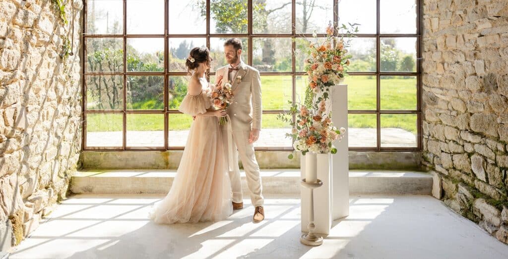 Shooting d'inspiration mocha mousse avec une robe de mariée et un costume sur-mesure aux couleurs douces et naturelles